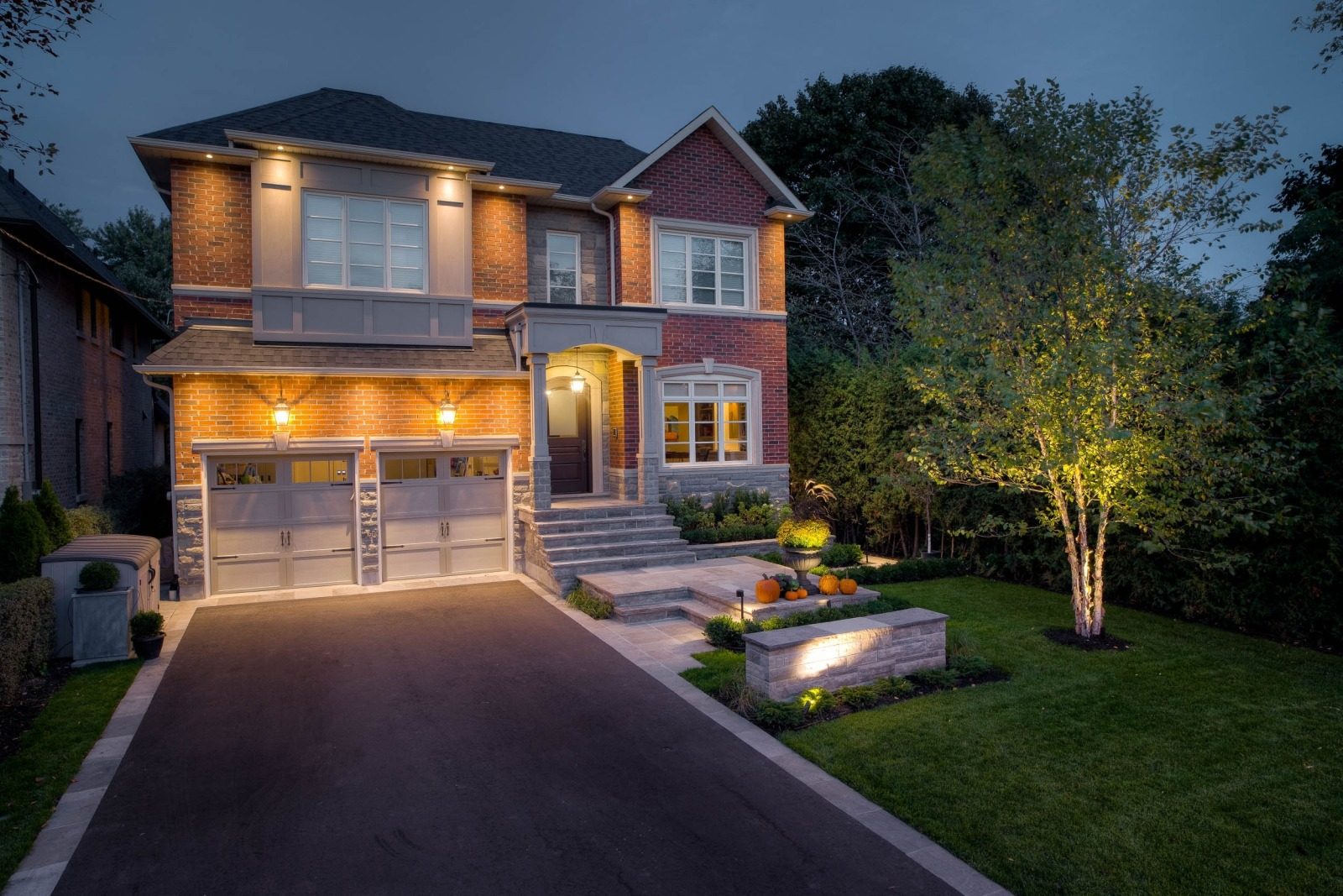 Estate façade up-lighting